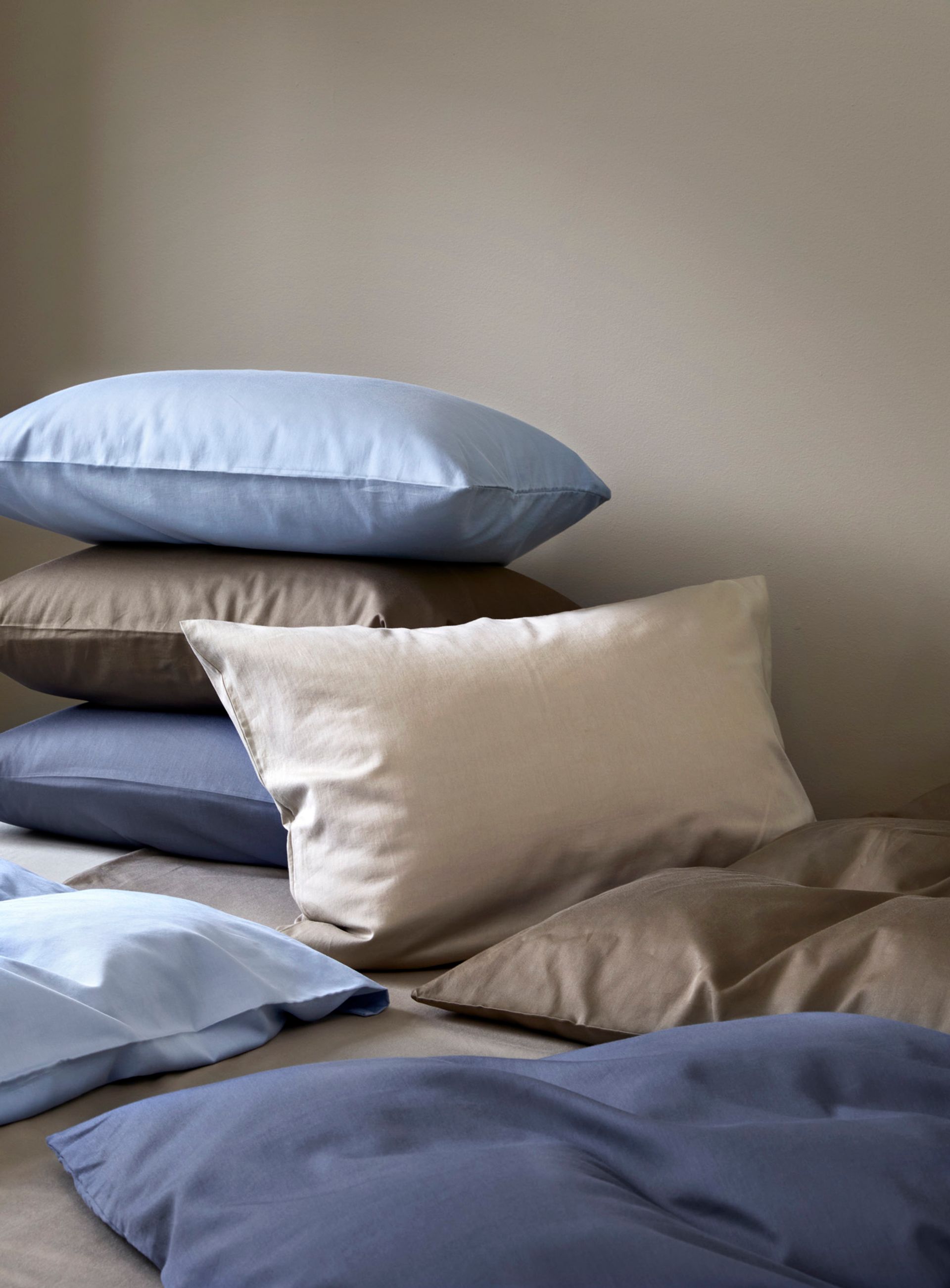 Seng oppredd med Høie Tor og Frøya sengesett i lyseblå nyanser – en miks av ensfarget og stripete design skaper et rolig og gjennomført uttrykk i soverommet.