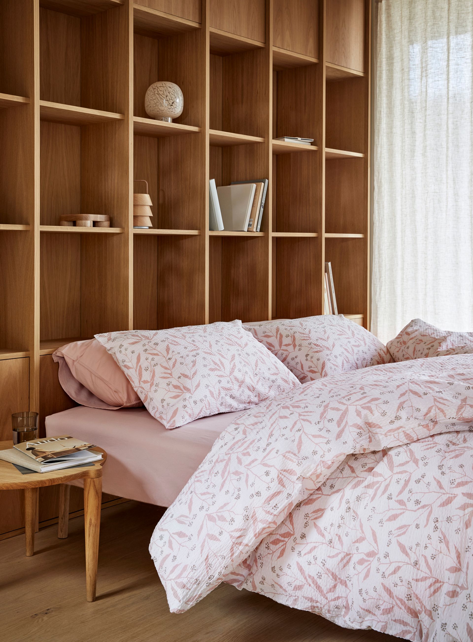 "Oppredd seng med Høie Tor sengesett i klar rosa – en frisk miks av smalstripet og ensfarget design i myk bomull, kombinert med laken og hotellputetrekk i steinvasket bomull for et avslappet og helhetlig uttrykk.