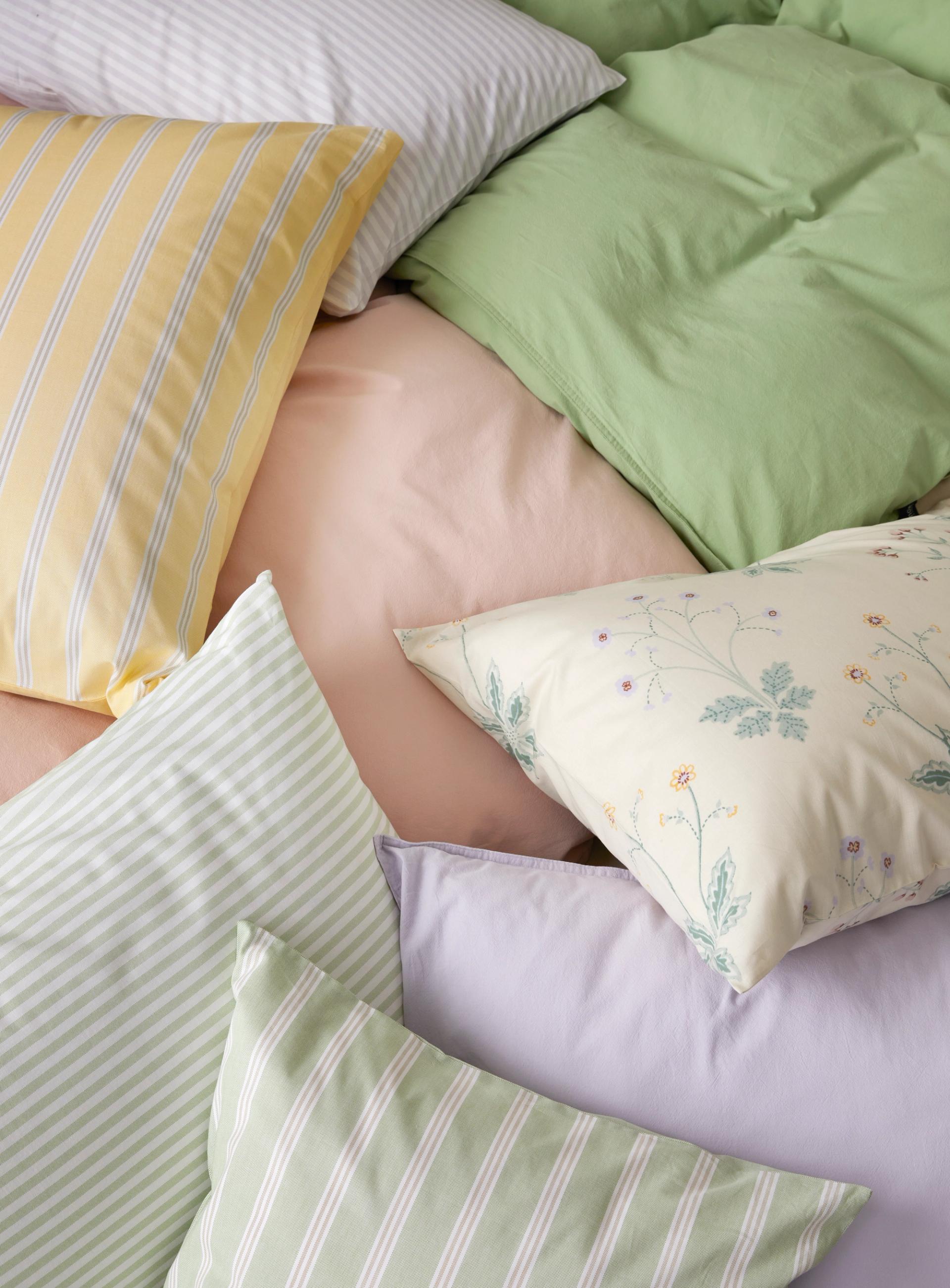 Seng oppredd med Høie Tor og Frøya sengesett i lyseblå nyanser – en miks av ensfarget og stripete design skaper et rolig og gjennomført uttrykk i soverommet.