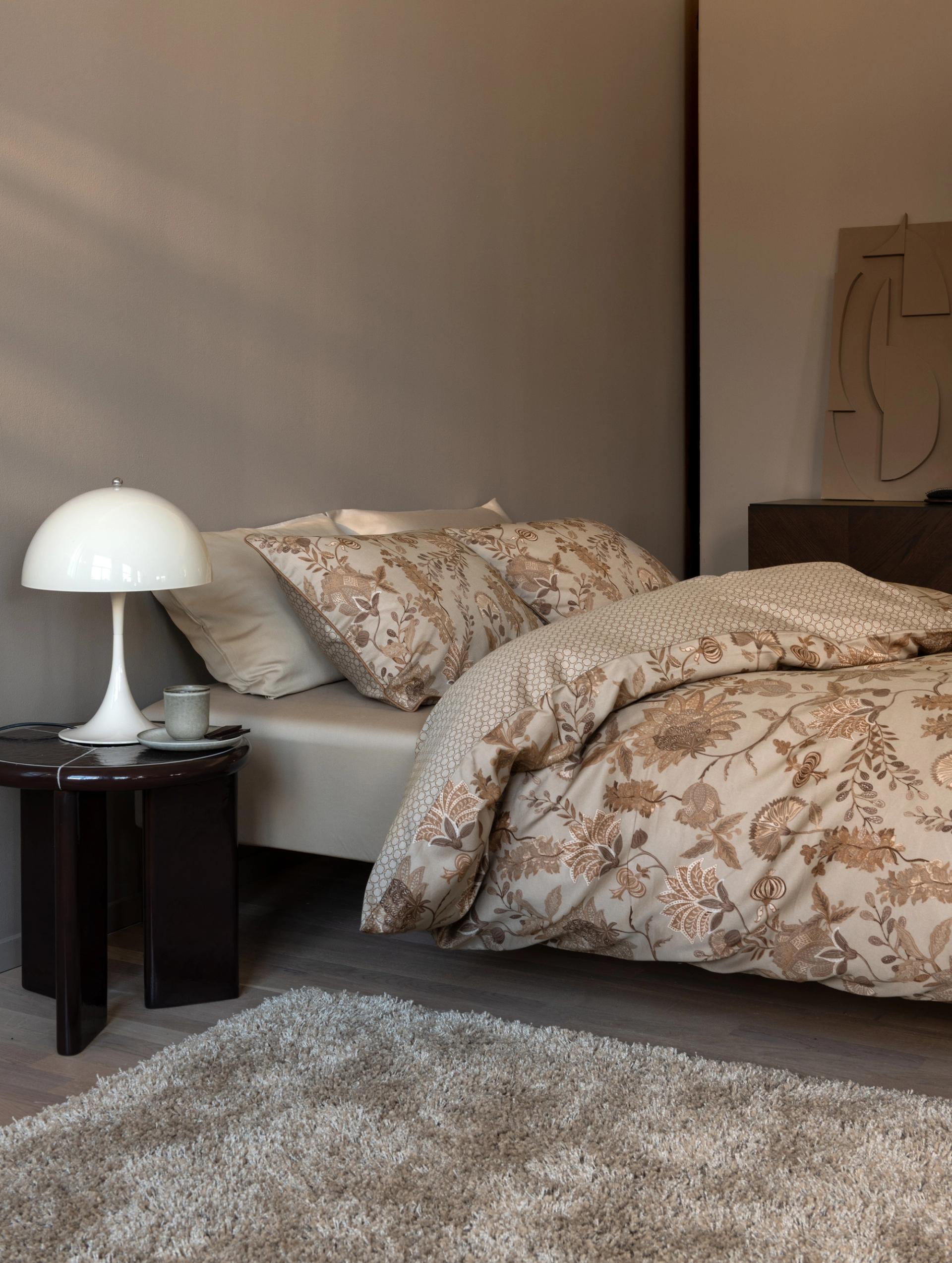 "Oppredd seng med Høie Tor sengesett i klar rosa – en frisk miks av smalstripet og ensfarget design i myk bomull, kombinert med laken og hotellputetrekk i steinvasket bomull for et avslappet og helhetlig uttrykk.
