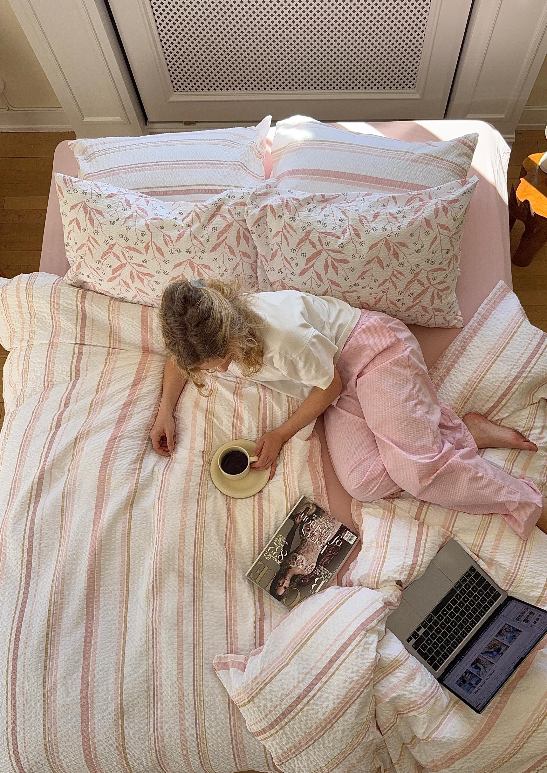 "Oppredd seng med Høie Tor sengesett i klar rosa – en frisk miks av smalstripet og ensfarget design i myk bomull, kombinert med laken og hotellputetrekk i steinvasket bomull for et avslappet og helhetlig uttrykk.