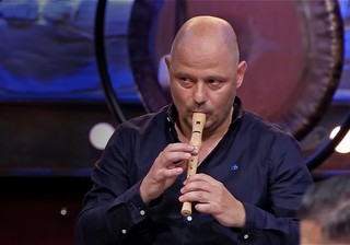 Bas playing the flute