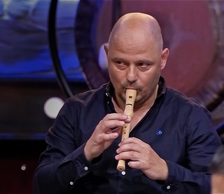 Bas playing the flute