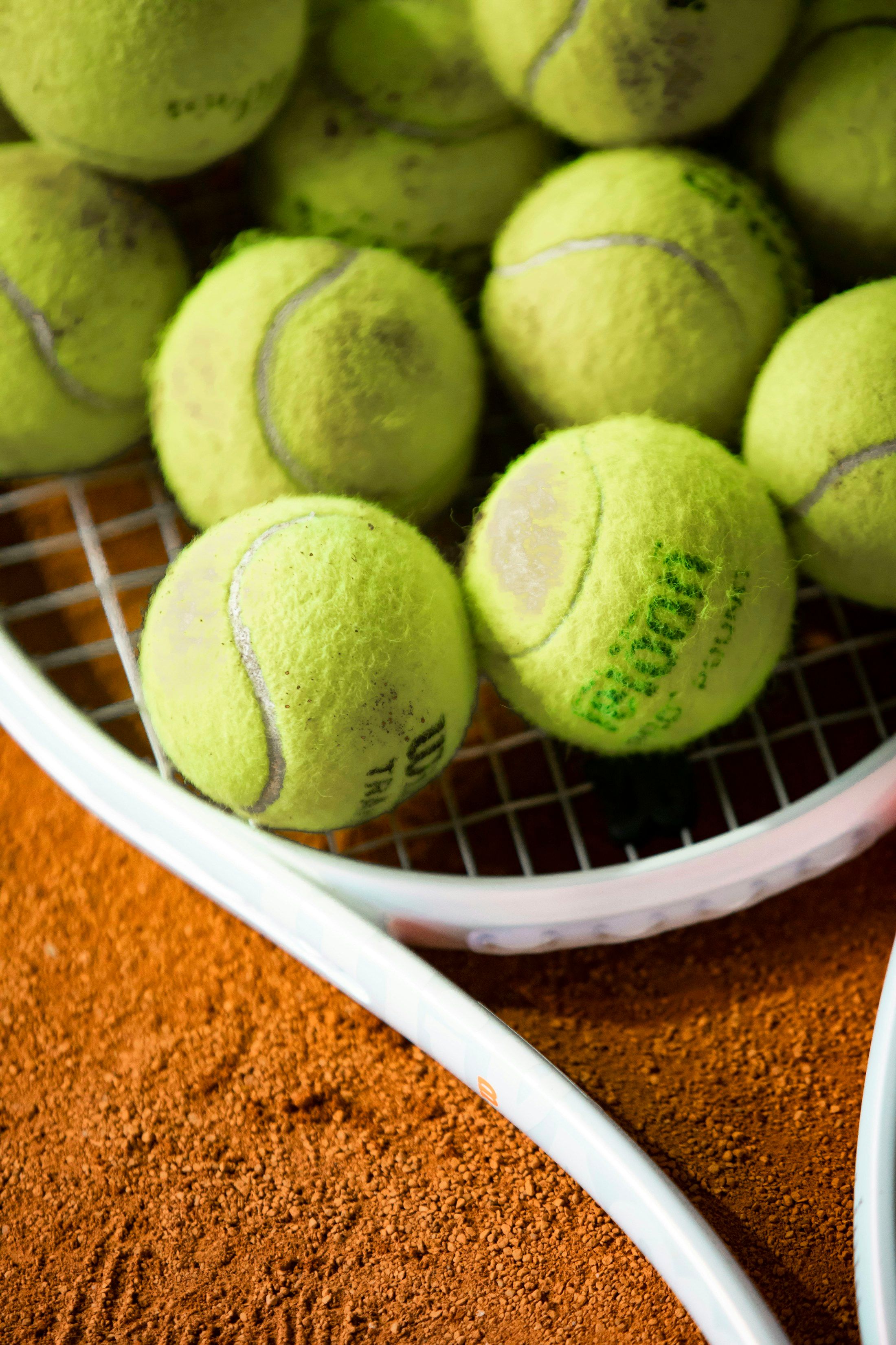 Balles de tennis sur une raquette