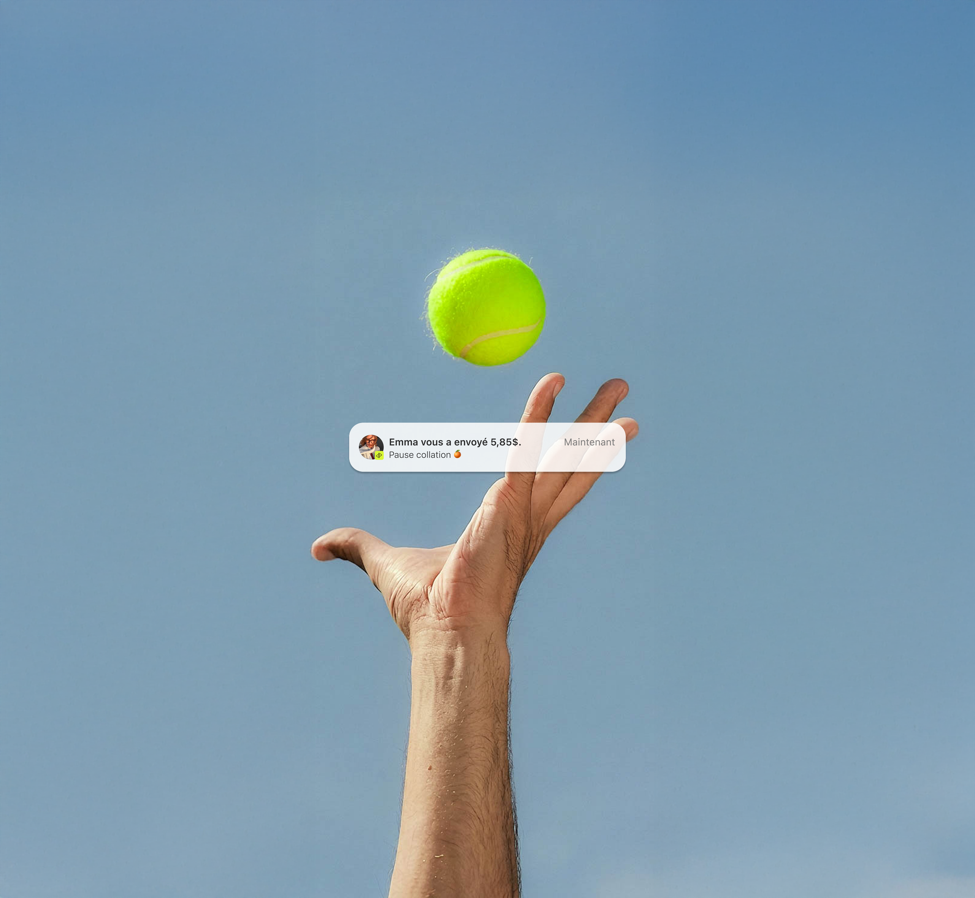 Main d'un joueur de tennis attrapant une balle