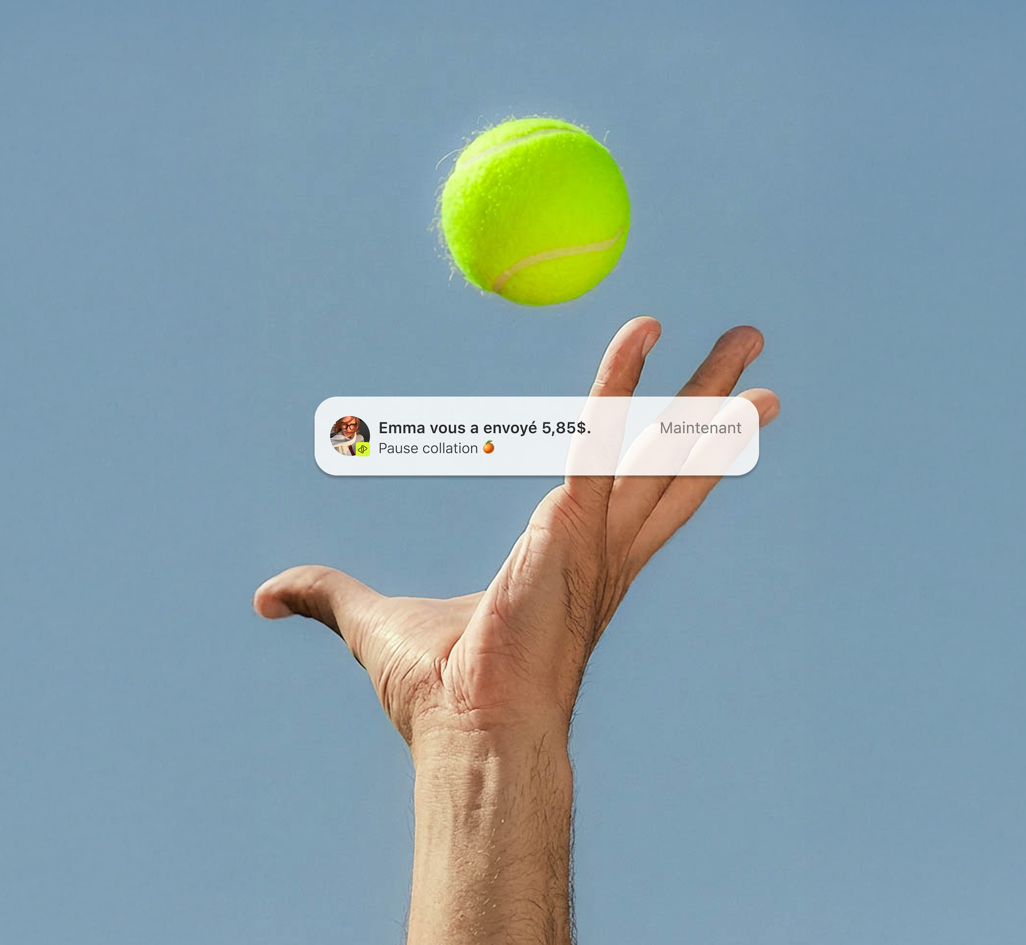 Main d'un joueur de tennis attrapant une balle