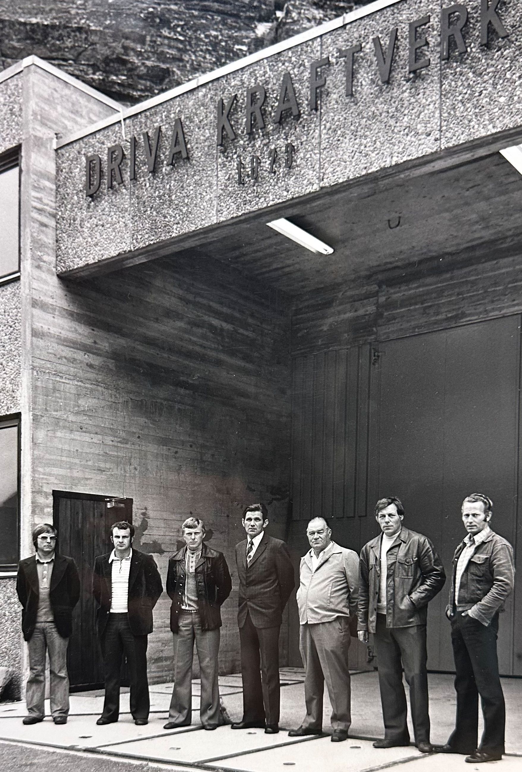 Driftspersonalet i 1973 foran Driva kraftverk. Fra venstre: Finn Skavhaug, Jon Ranheim, Arnfinn K. Rekkebo, Oddvar Vasli, Rolf Nygaard, Jakob Berget, Georg Serlie.