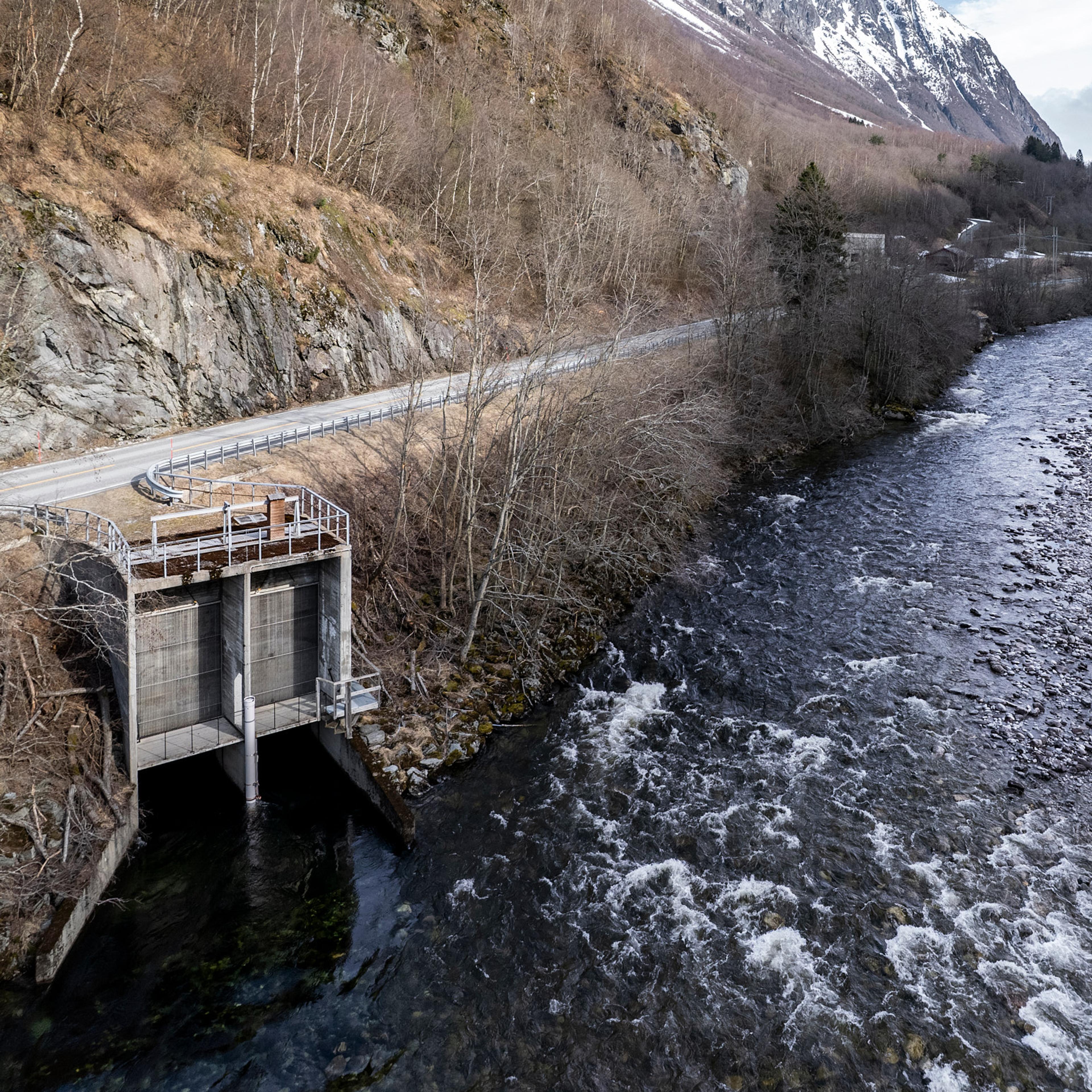 Dronefoto av utløpet ved Driva kraftstasjon