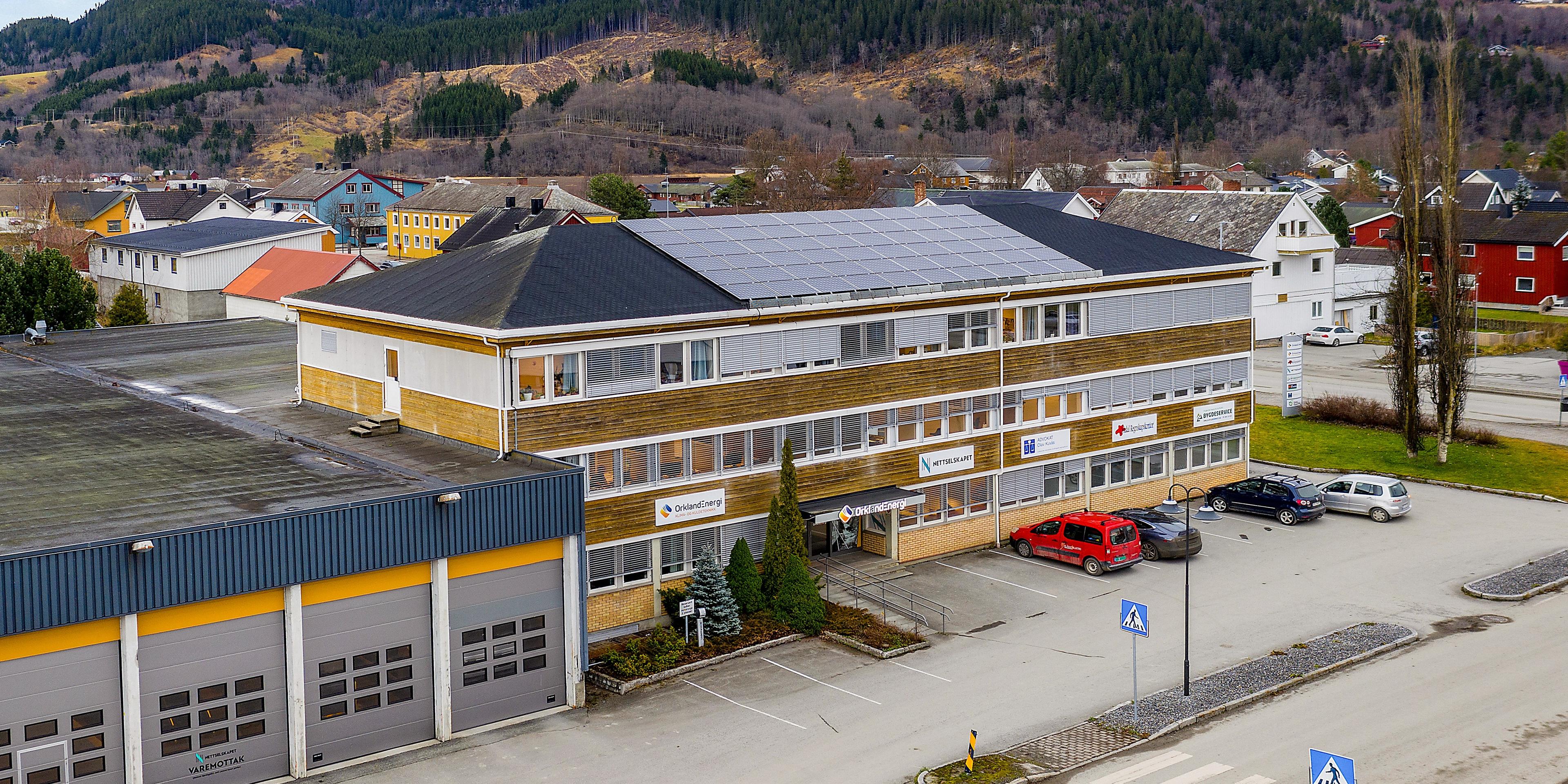 Dronefoto av administrasjonsbygget til Orkland Energi i Fannrem
