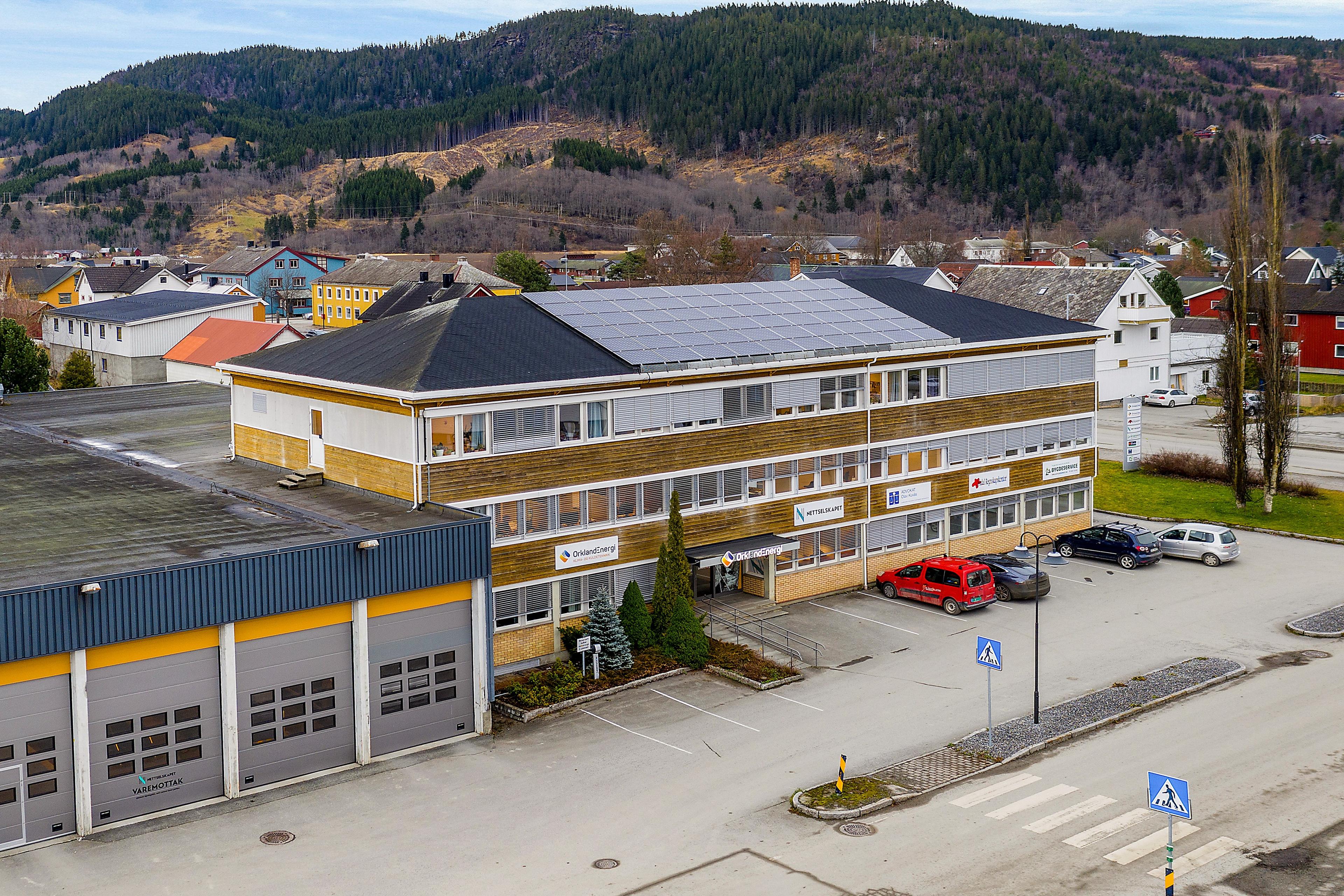 Dronefoto av administrasjonsbygget til Orkland Energi i Fannrem