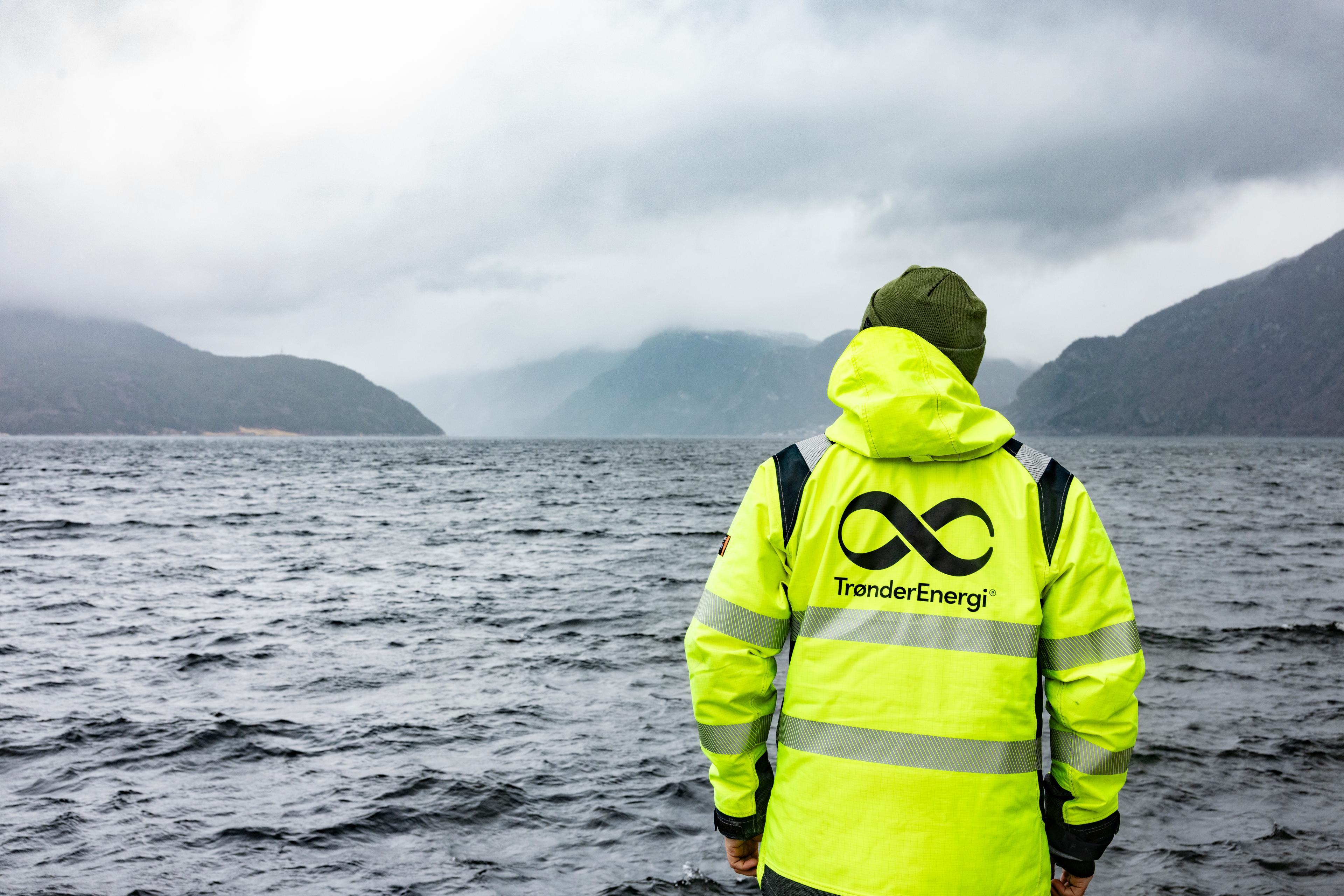 TrønderEnergi-ansatt ser ut over Sunndalsfjorden