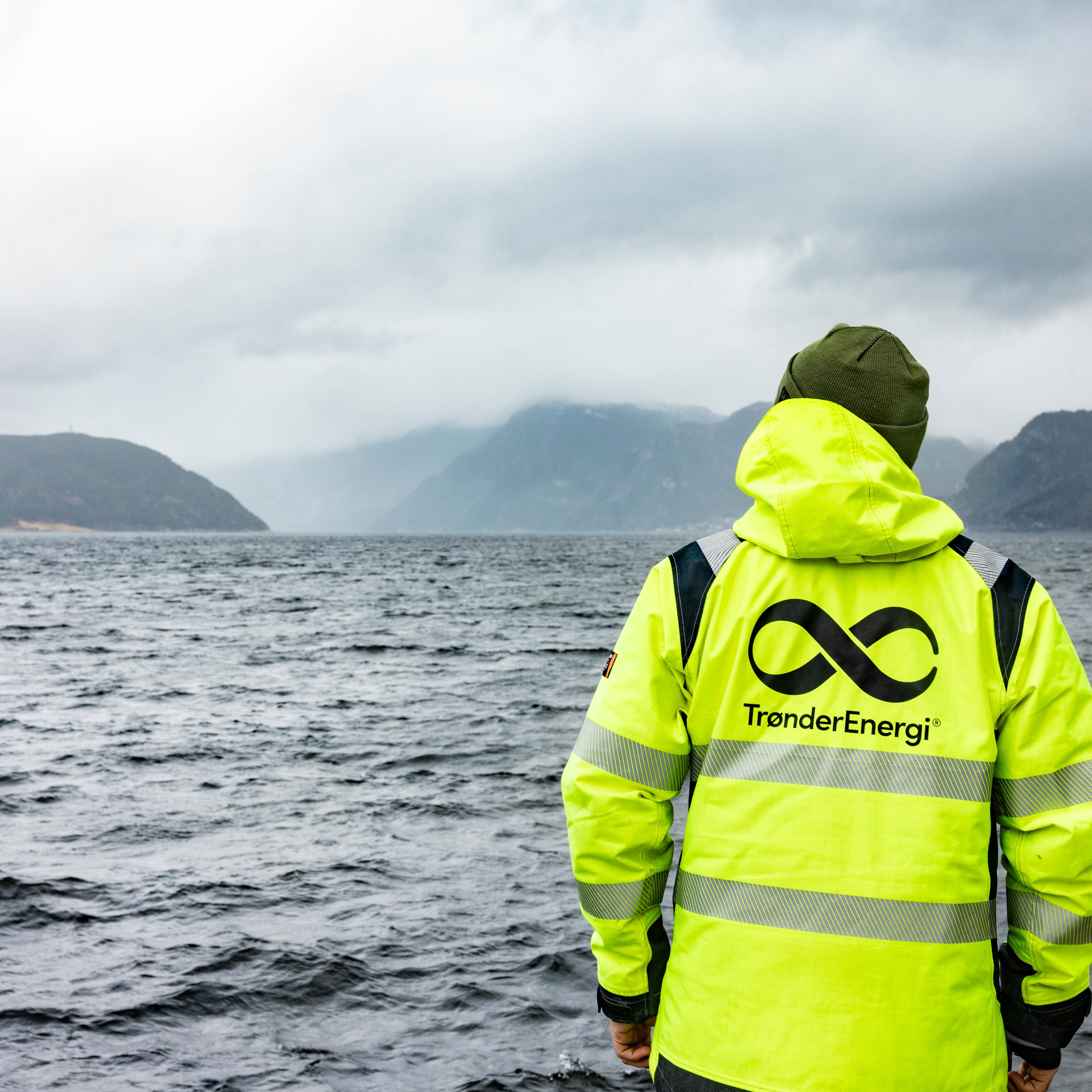 TrønderEnergi-ansatt ser ut over Sunndalsfjorden