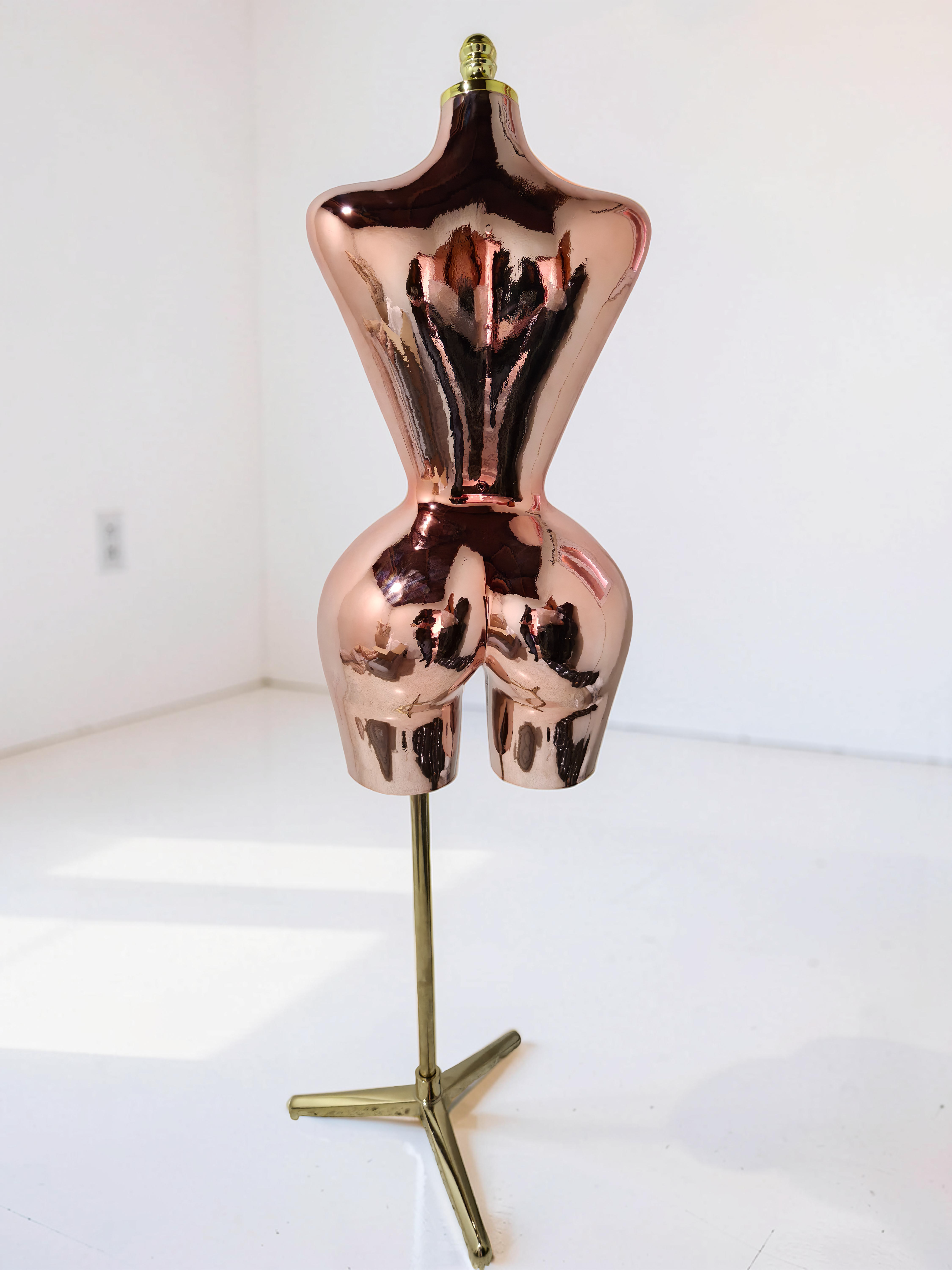 Maniquí de Drapeo Buchona Cromado Rosado en Fibra de Vidrio - Miniatura 3