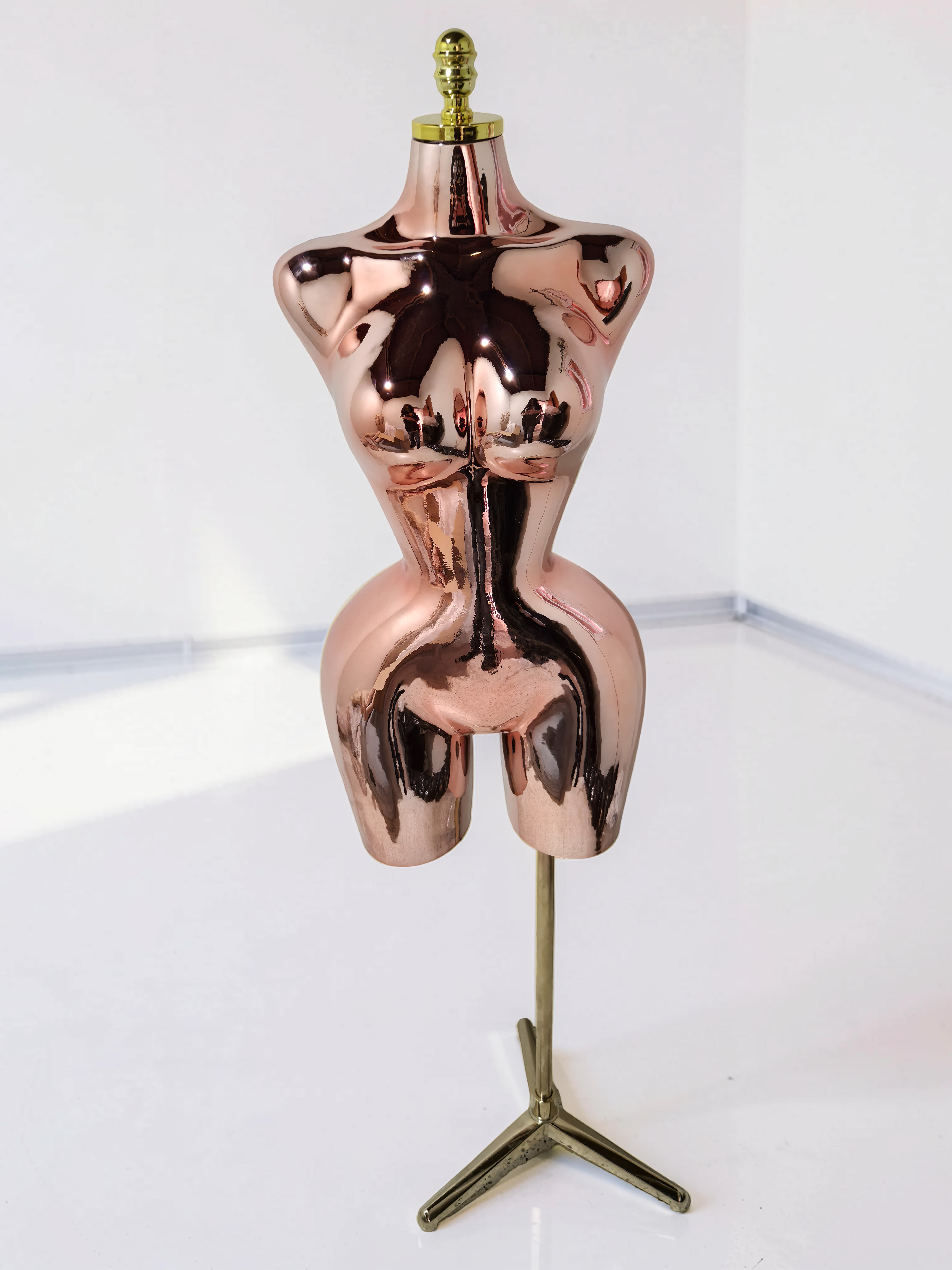 Maniquí de Drapeo Buchona Cromado Rosado en Fibra de Vidrio