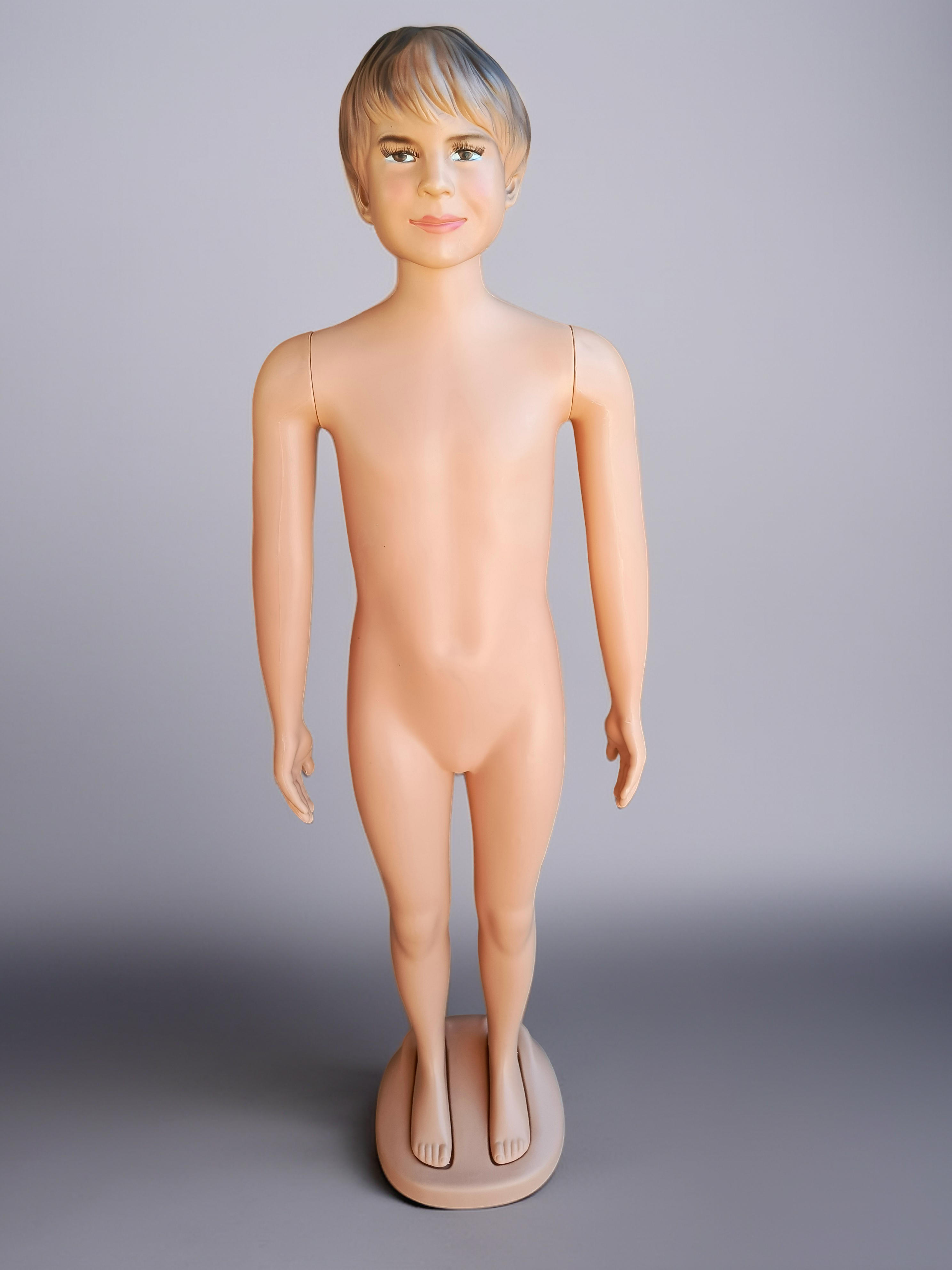 Maniquí de plástico de niño grande