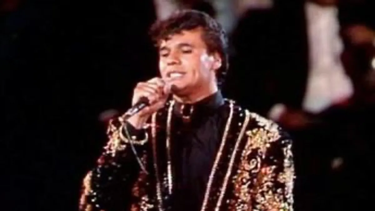 Juan Gabriel durante su histórica temporada de conciertos en el Palacio de Bellas Artes, mayo de 1990.