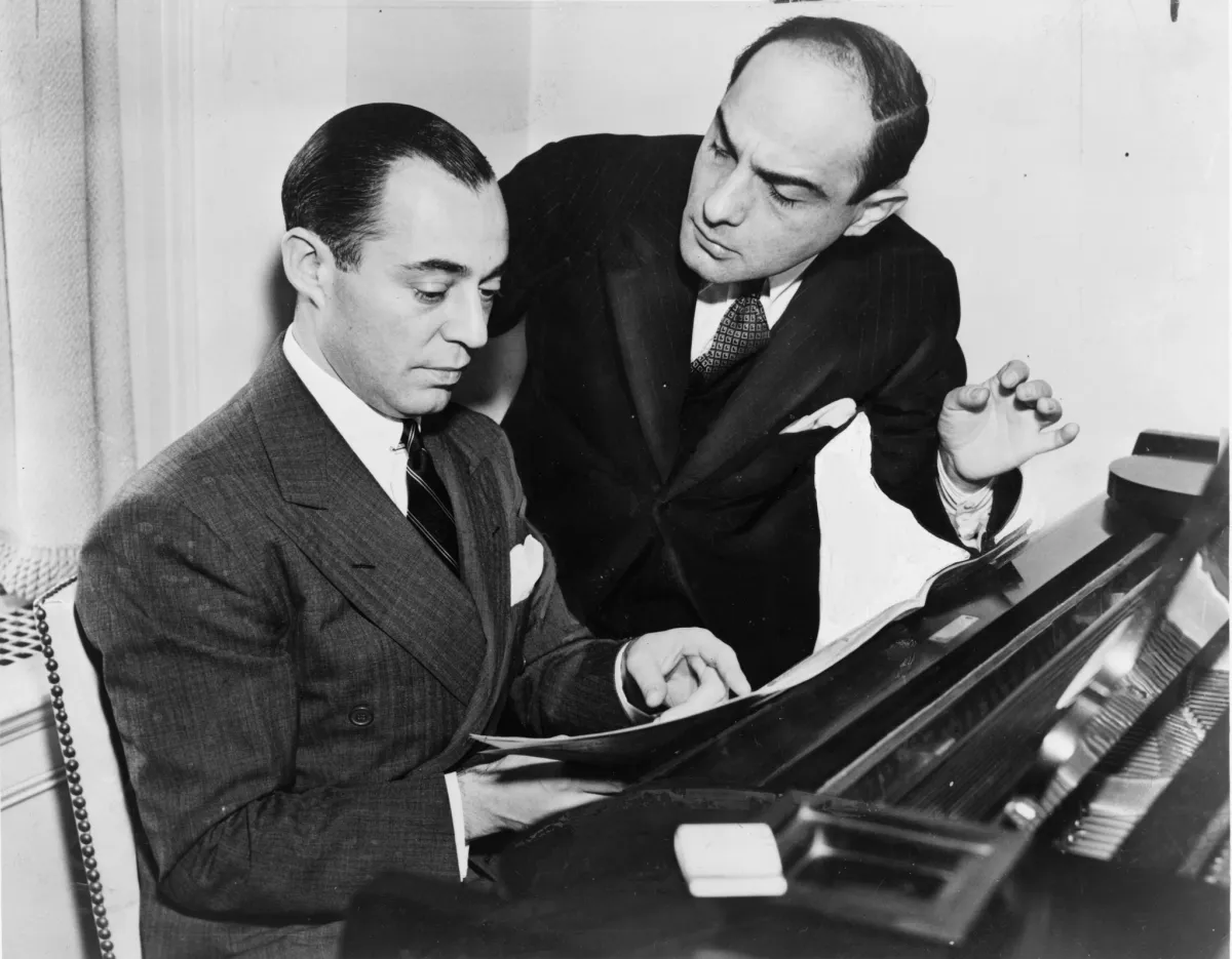 De izquierda a derecha, Richard Rodgers y Lorenz Hart, revisando partituras durante una sesión de creación musical