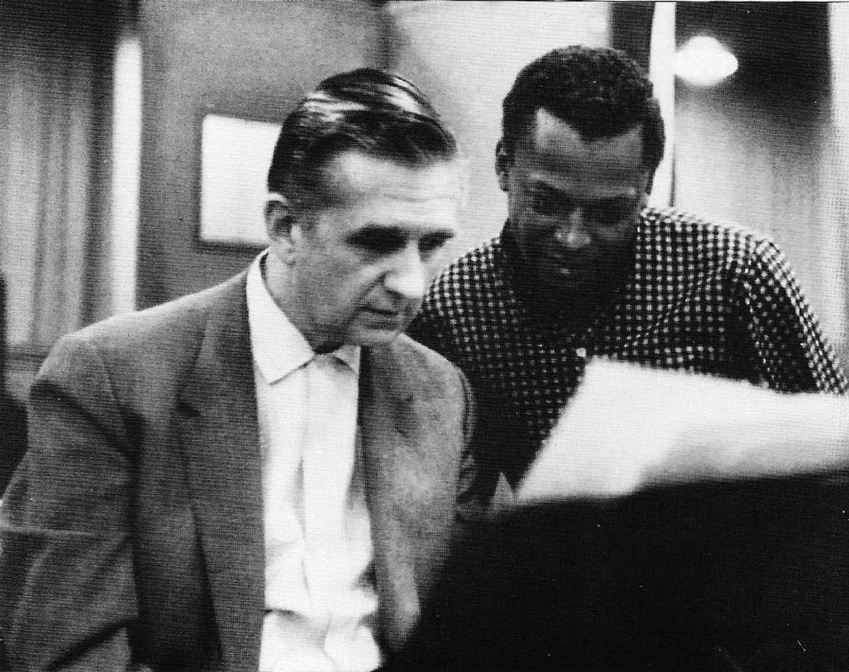 Gil Evans y Miles Davis revisando partituras en los estudios de Columbia Records durante las sesiones del álbum 'Miles Ahead'. Nueva York, mayo de 1957. Foto por Don Hunstein.