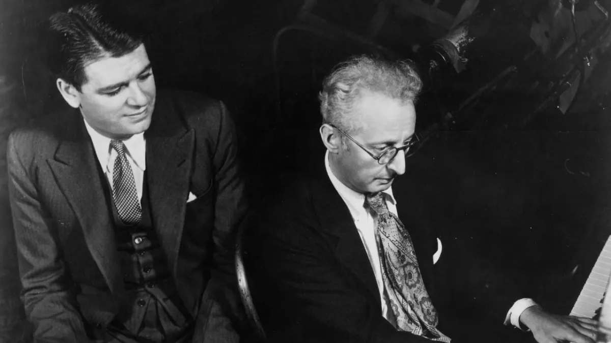 En el costado izquierdo, Oscar Hammerstein II observa a Jerome Kern durante una sesión de trabajo al piano.