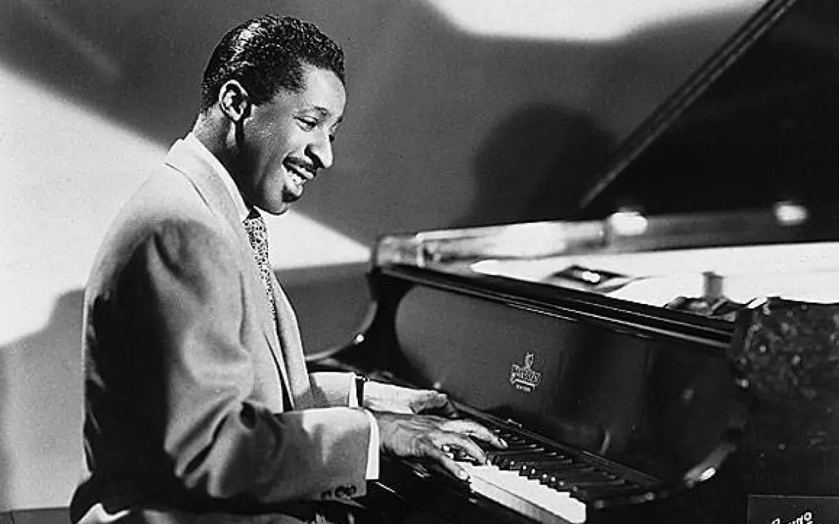 El pianista Erroll Garner en una toma de archivo, inmerso en la interpretación al piano de cola.