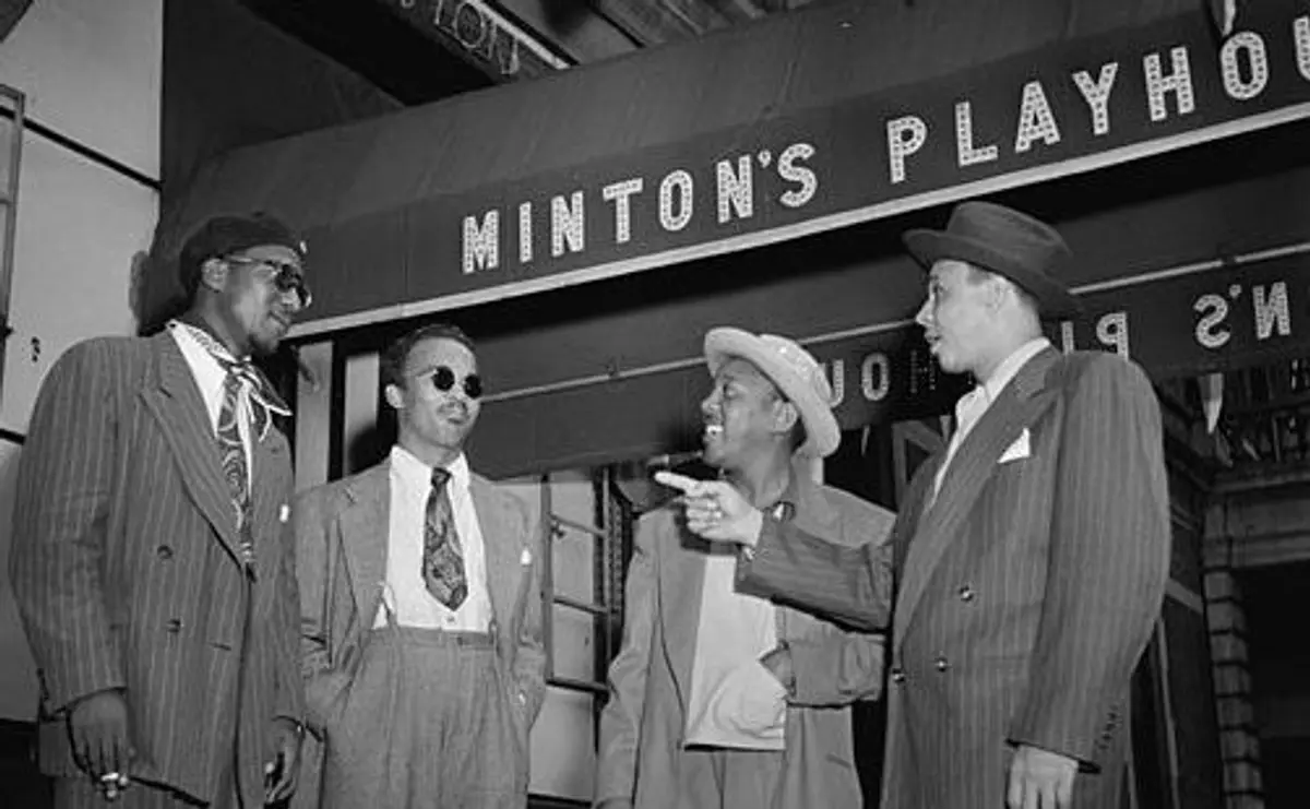 De izquierda a derecha: Thelonious Monk, Howard McGhee, Roy Eldridge y Teddy Hill afuera del legendario club Minton’s Playhouse en Harlem, Nueva York. Septiembre de 1947. Foto por William P. Gottlieb.