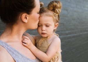Mutter mit ihrer kleinen Tochter auf dem Arm