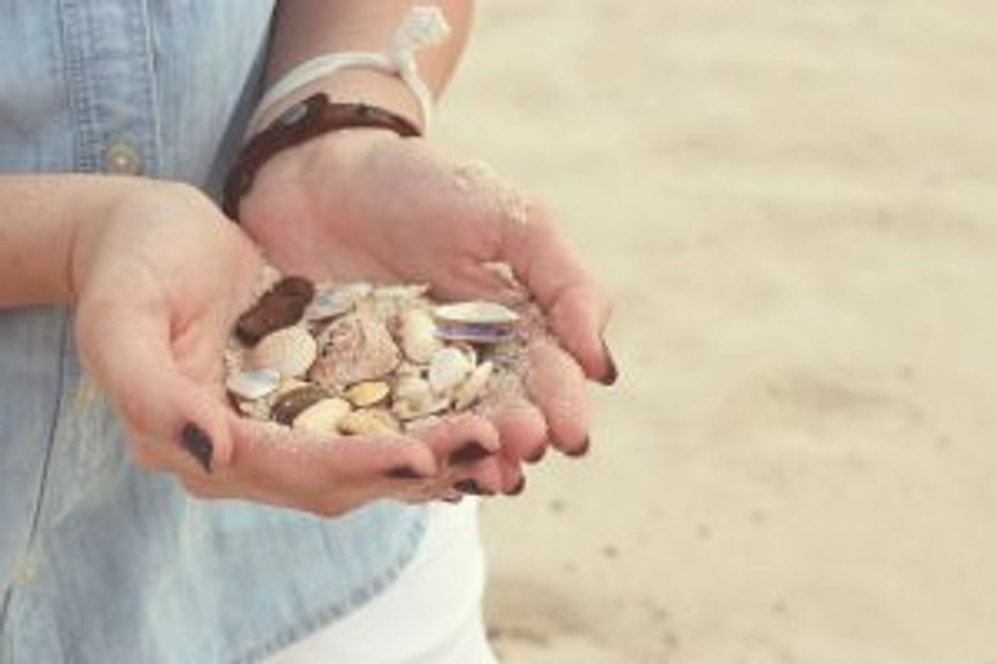 Hände mit Muscheln