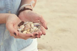 Hände mit Muscheln