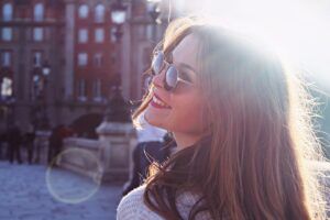 Glückliche Frau mit Sonnenbrille