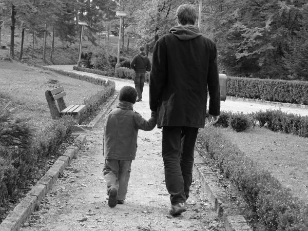 Vater mit einem Kind an der Hand als Sinnbild für das Erwachsenen-Ich