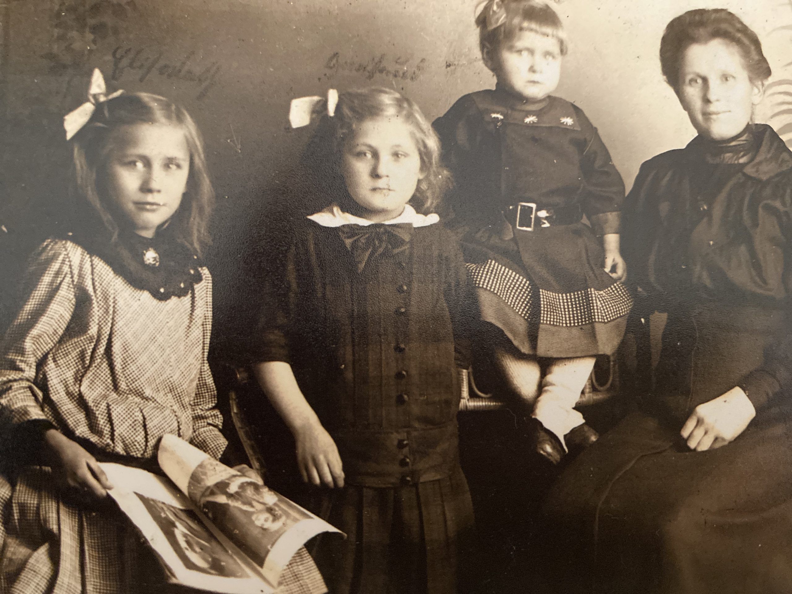 Familienbild mit drei Mädchen und der Mutter Anfang des 19. Jahrhunderts als Sinnbild für die Kraft der eigenen Wurzeln