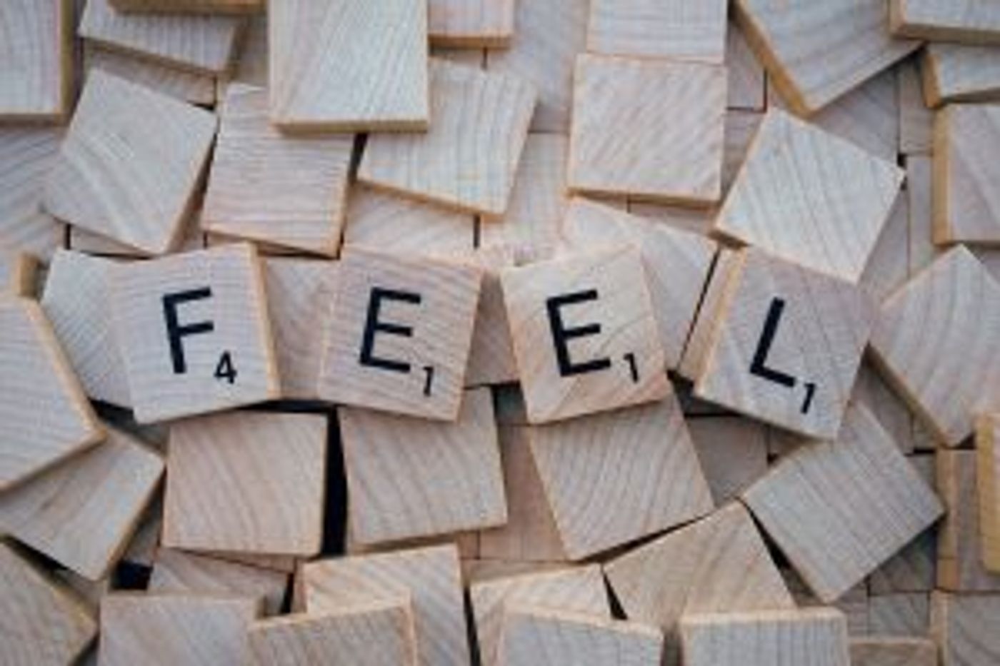 Scrabble Steine auf denen FEEL steht