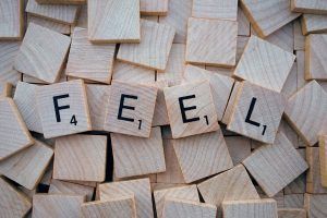 Scrabble Steine auf denen FEEL steht