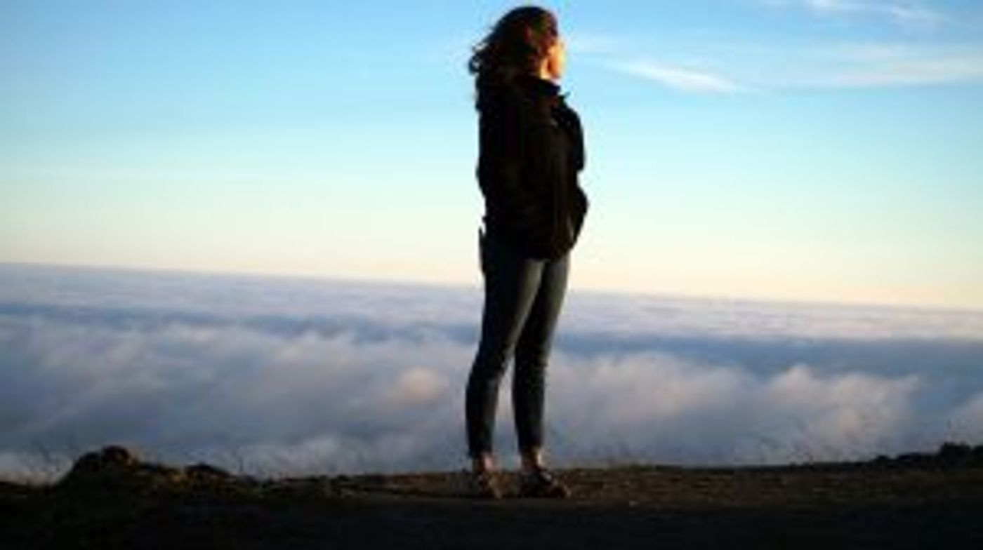 Frau schaut in die Ferne als Sinnbild für die Frage nach der eigenen Berufung