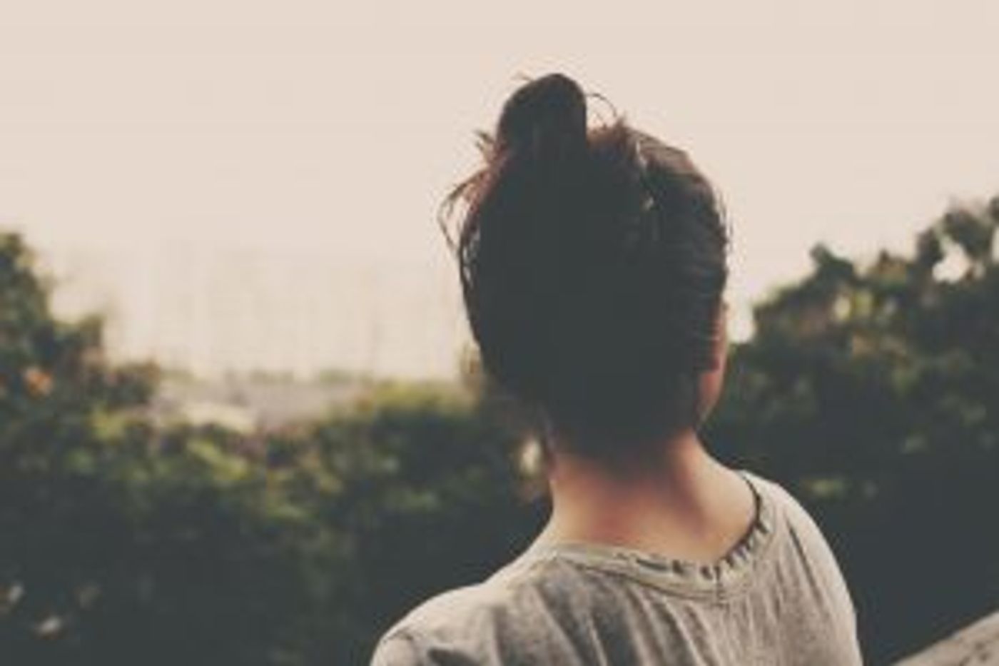 Junge Frau von hinten, die nach vorne blickt