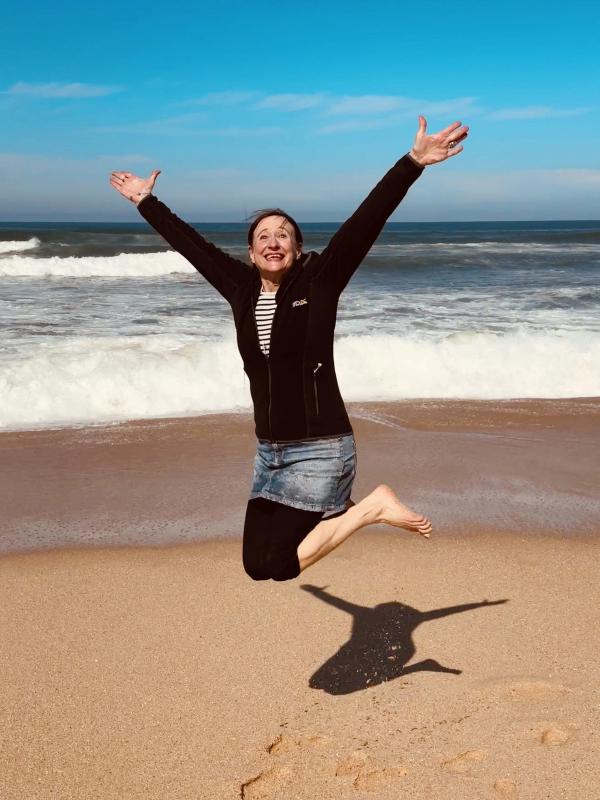 Alexandra Cordes-Guth springt am Strand in die Luft als Sinnbild von Freude