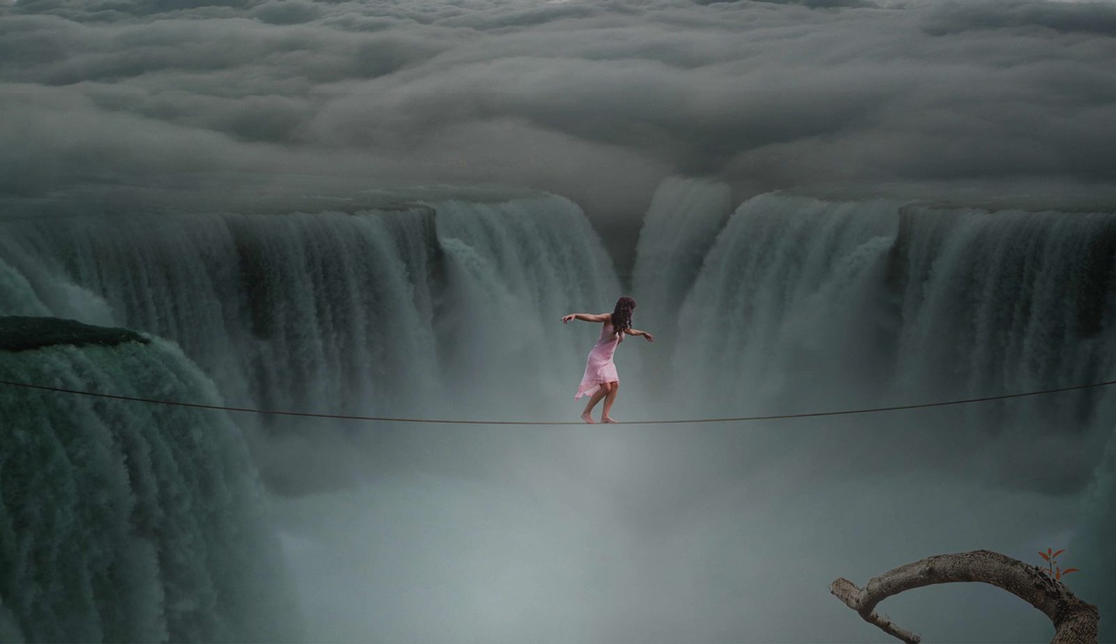 Frau auf einen Drahtseil über einem Wasserfall als Sinnbild für eine Krise