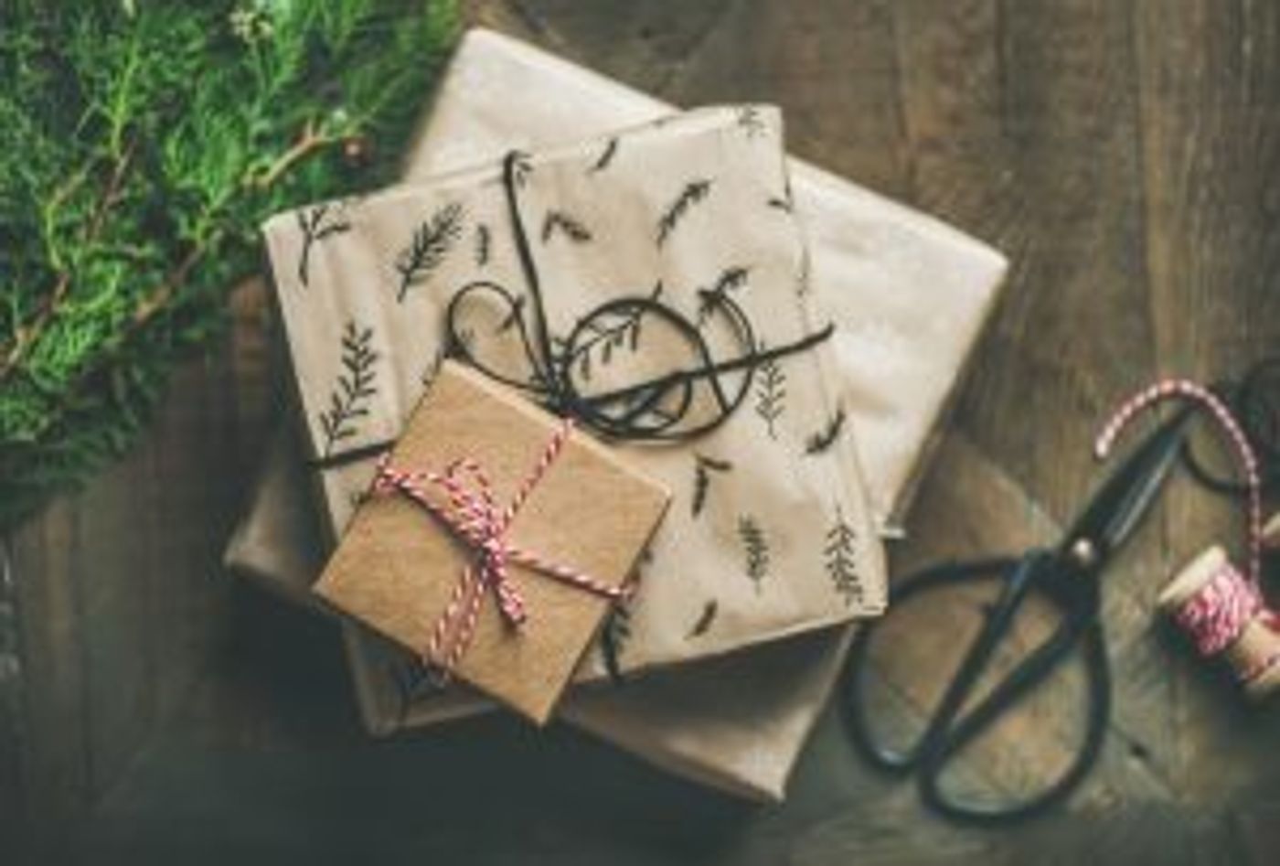 drei Geschenkpäckchen als Sinnbild für eine glückliche Weihnachtszeit
