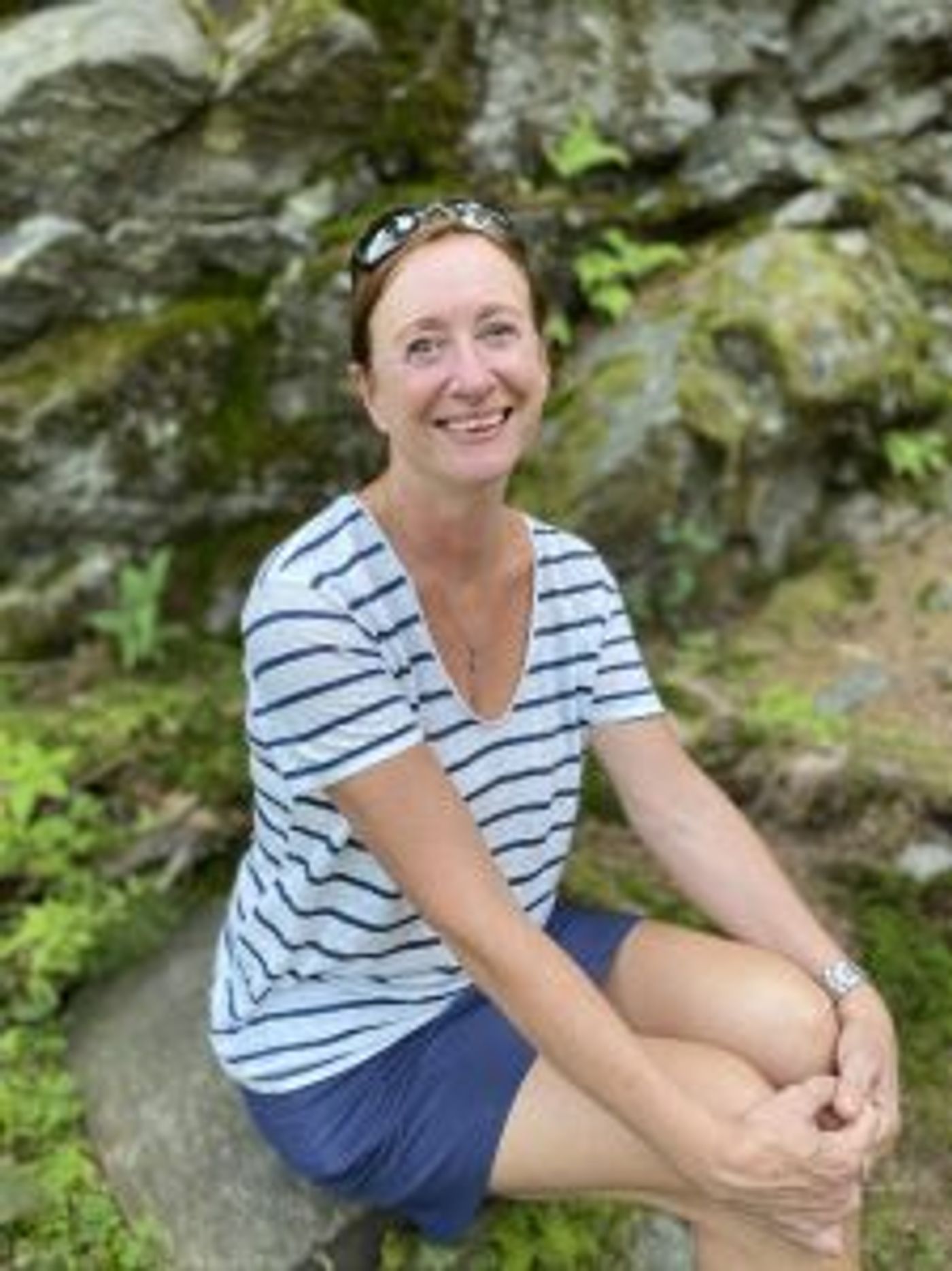 Portrait Alexandra Cordes-Guth der Wertschätzungscoach vor einem Felsen im sitzen