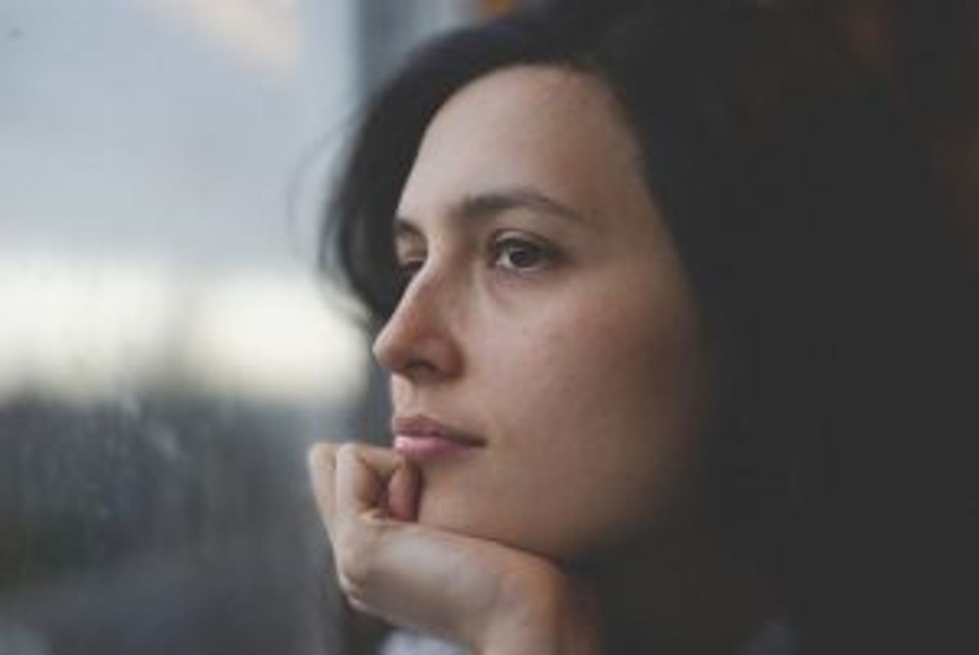 Junge Frau die über ihren inneren Kritiker nachdenkt