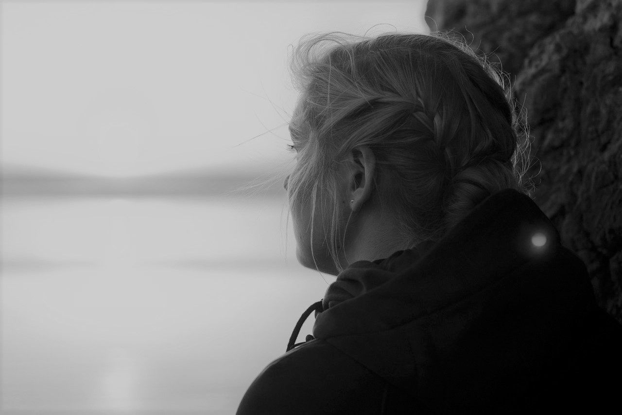 Junge Frau im Profil schaut in die Ferne und weiß nicht mehr, was sie jetzt tun soll