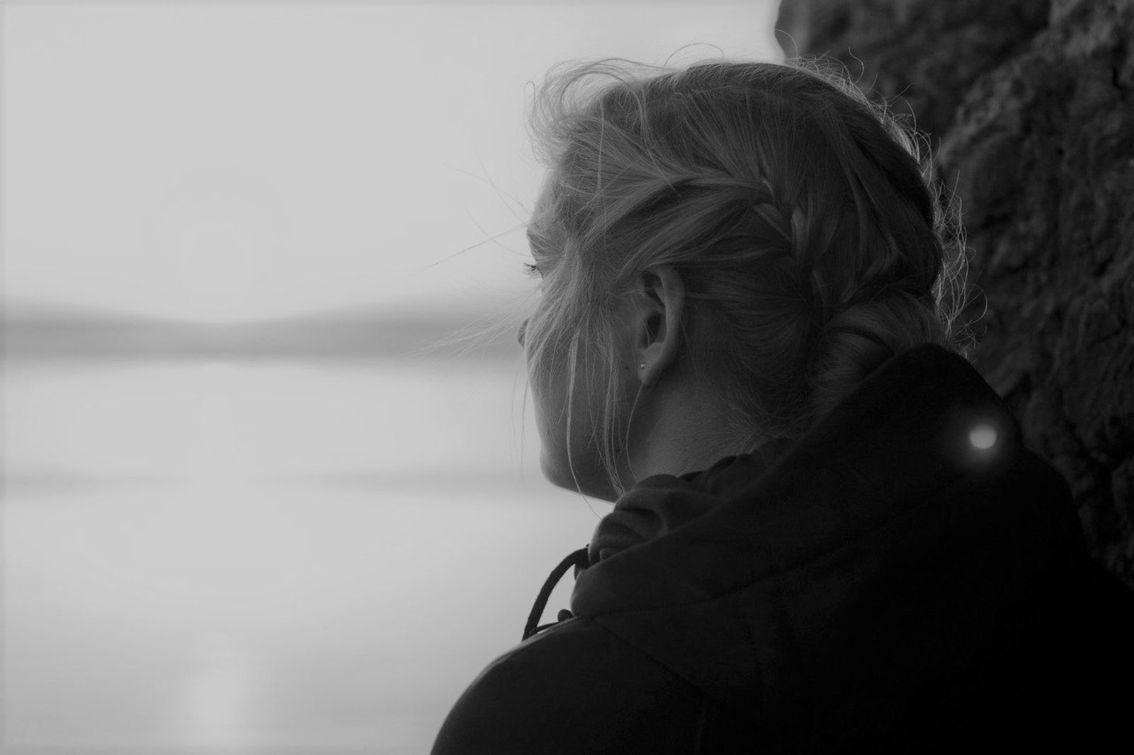 Junge Frau im Profil schaut in die Ferne und weiß nicht mehr, was sie jetzt tun soll