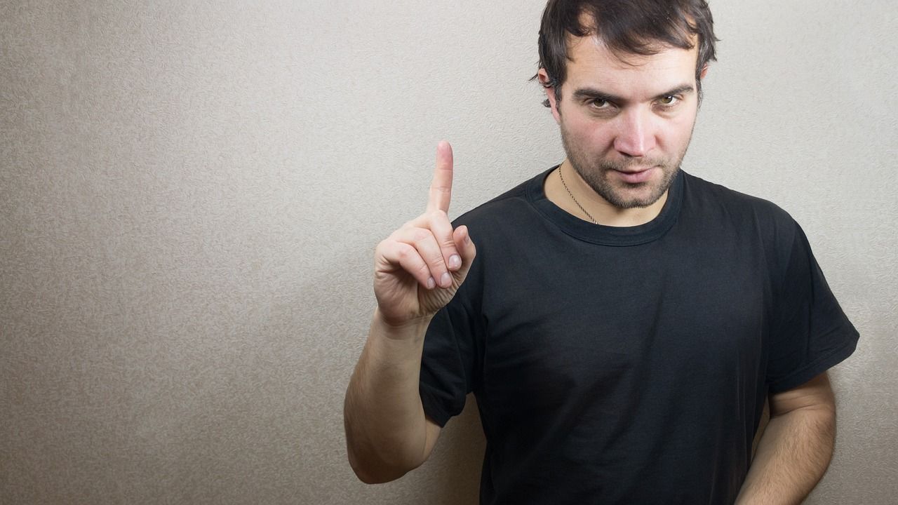 Mann mit erhobenen Zeigefinger als Sinnbild für einen Narzissten