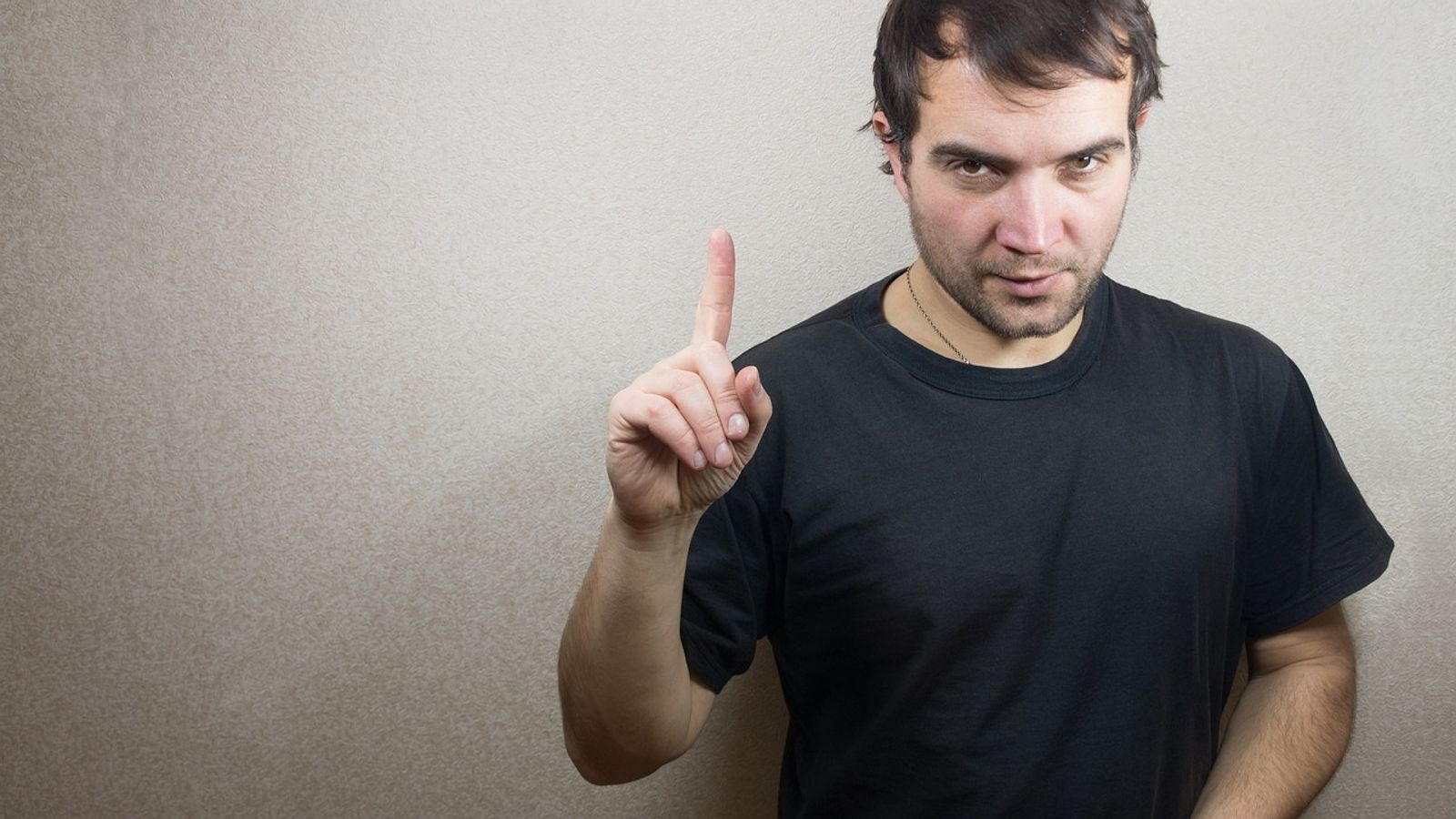 Mann mit erhobenen Zeigefinger als Sinnbild für einen Narzissten