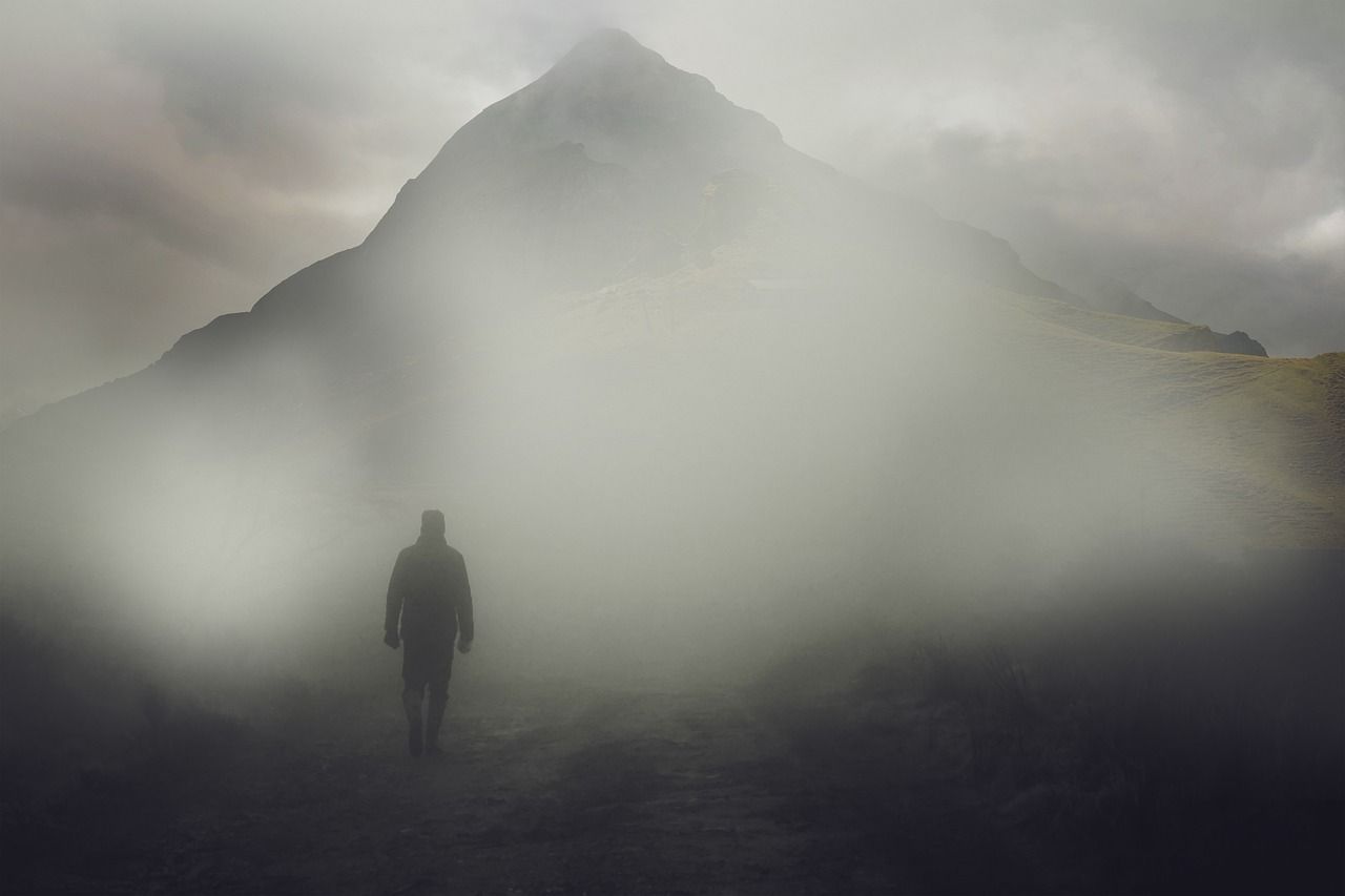 Neblige Landschaft mit einem Menschen als Sinnbild für Trauer