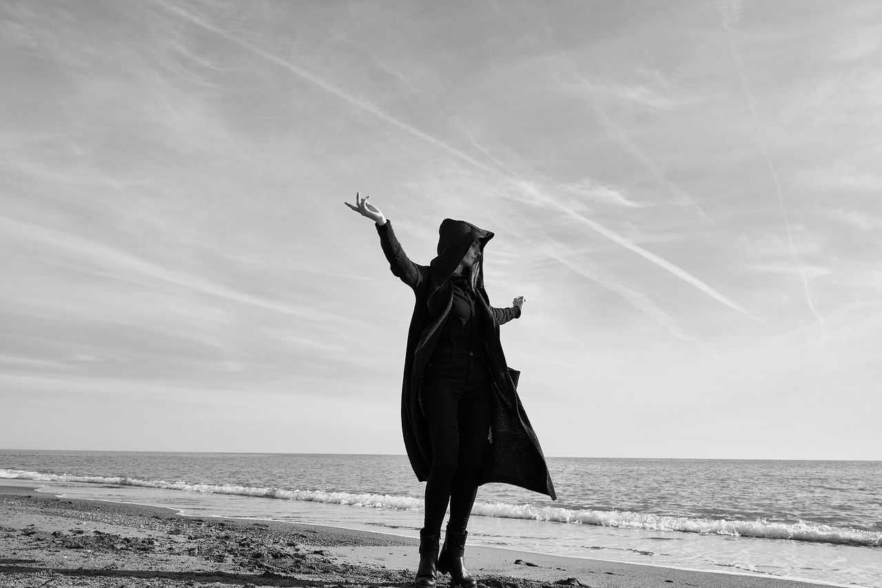Junge Frau mit offenen Armen am Strand