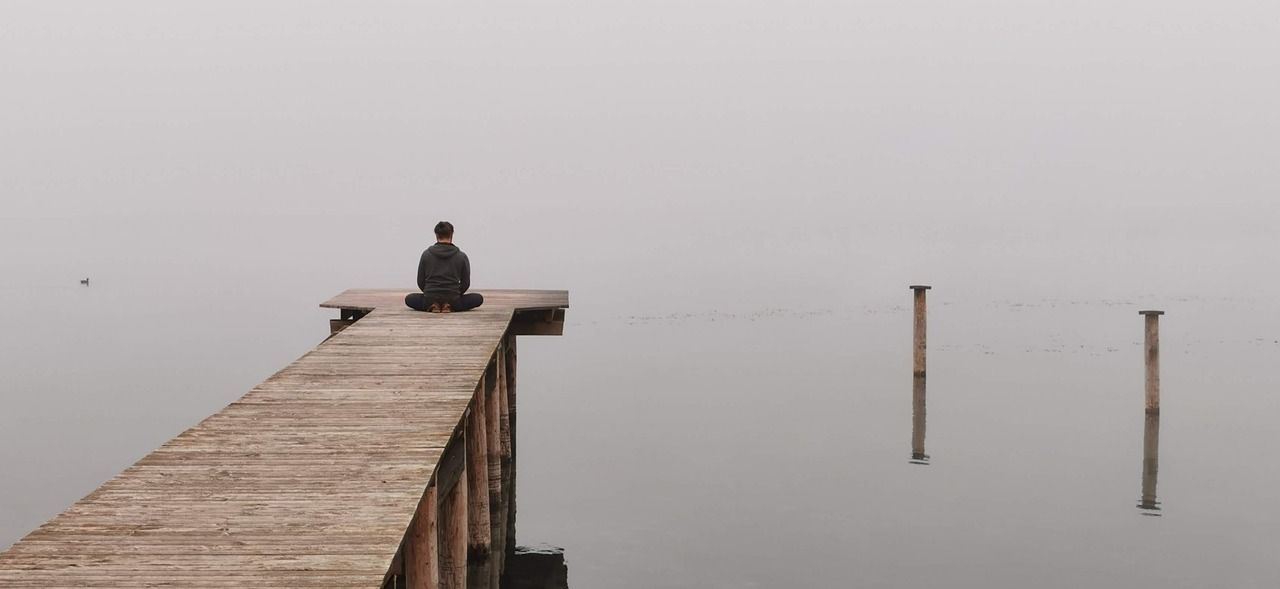 Stilles Gewässer im Morgennebel als Sinnbild für inneren Frieden