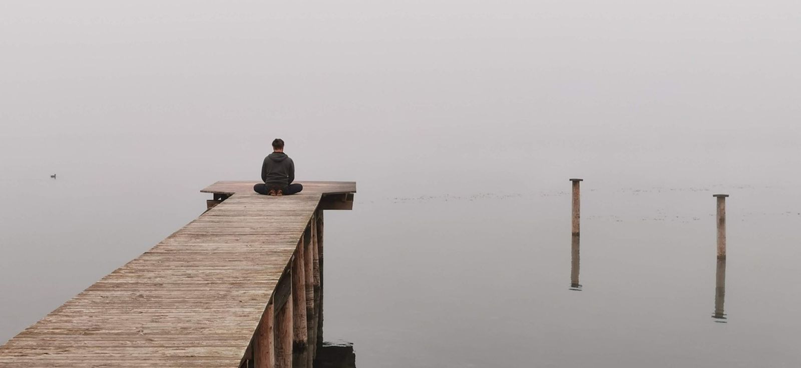 Stilles Gewässer im Morgennebel als Sinnbild für inneren Frieden