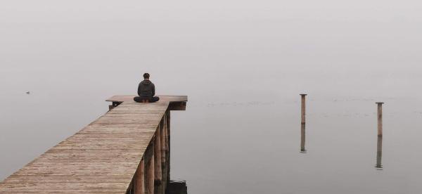 Stilles Gewässer im Morgennebel als Sinnbild für inneren Frieden
