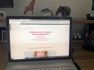 Bildschirm vom Laptop mit Downloadseite für Meditationen